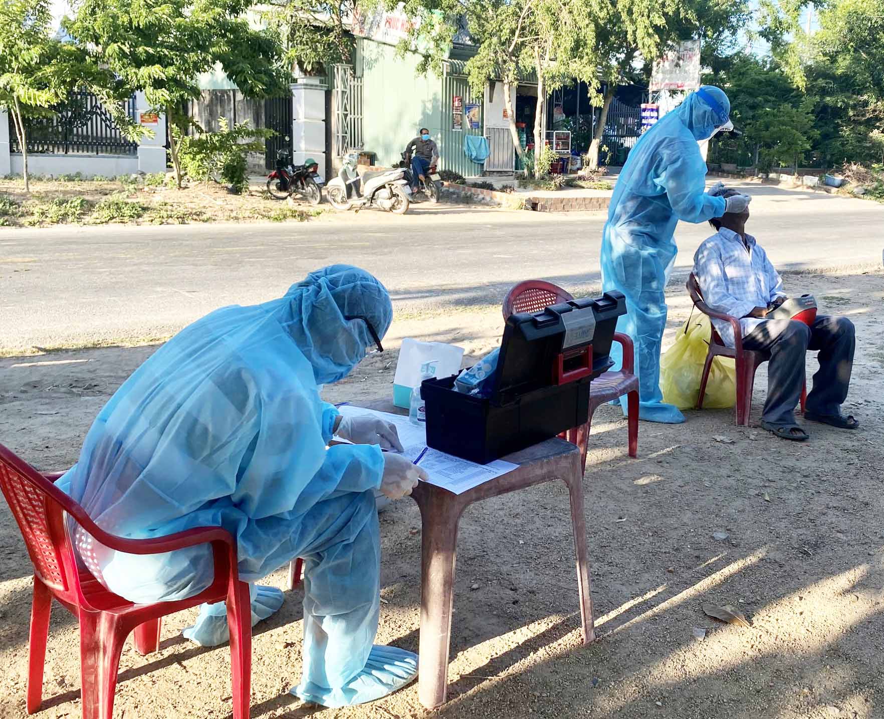 Lực lượng y tế lấy mẫu xét nghiệm Covid-19 tại huyện Chư Sê. Ảnh: Như Nguyện 4