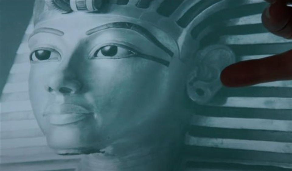 Mặt nạ Pharaoh Tut có đôi tai được xỏ lỗ. Ảnh chụp màn hình