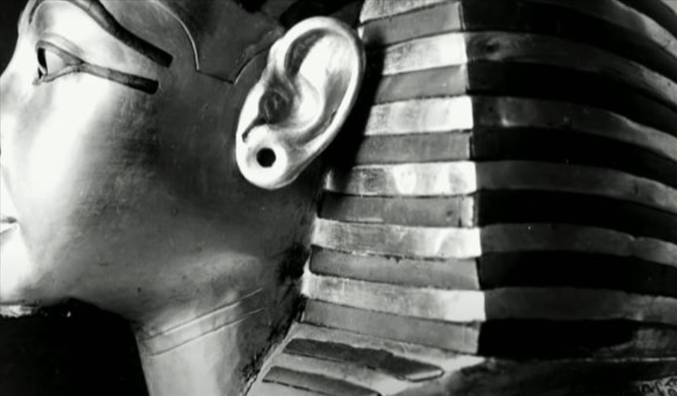 Khuôn mặt của Tutankhamun có thể đã được ghép vào mặt nạ của một người có lỗ tai. Ảnh chụp màn hình