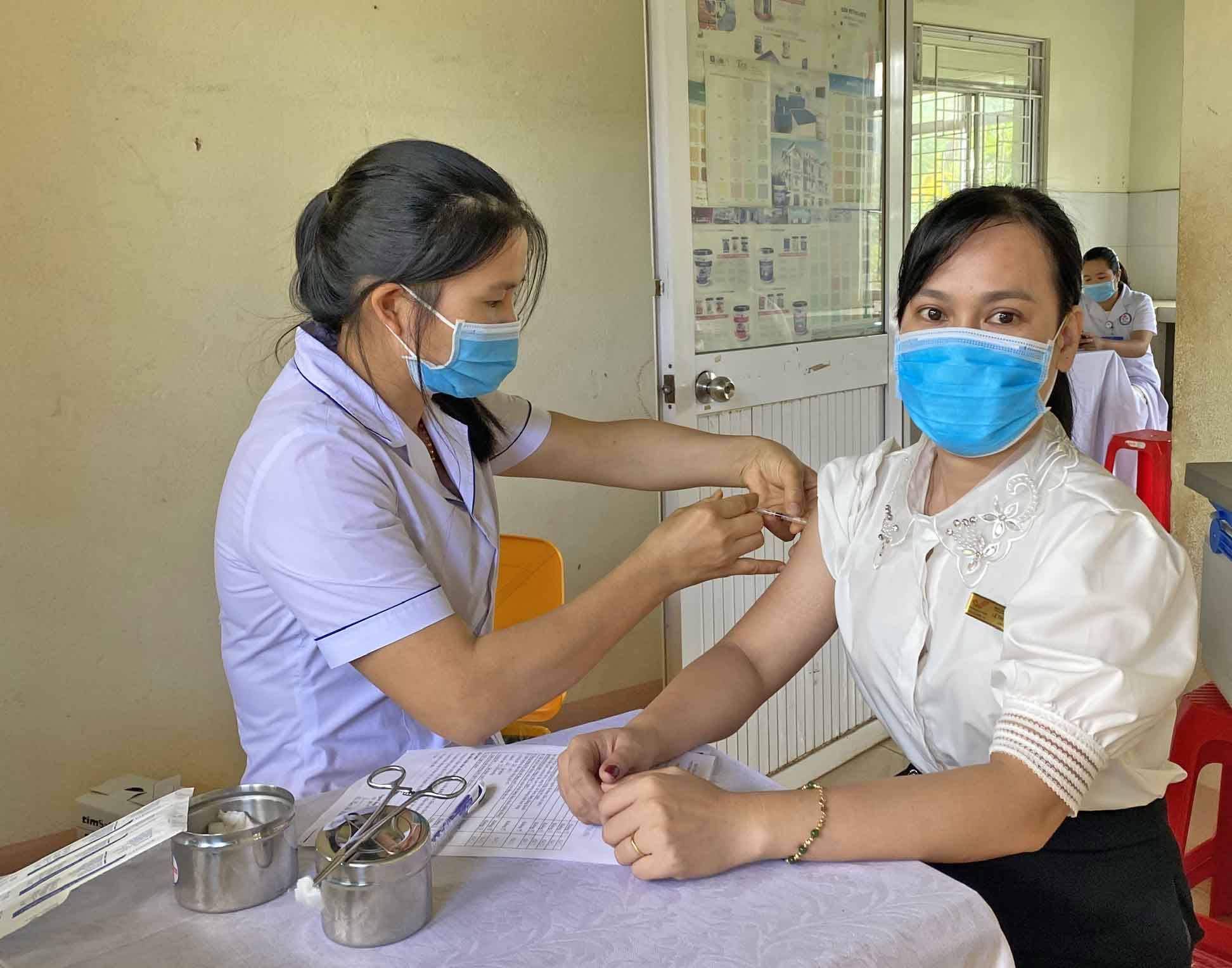 Đến nay, Trung tâm Y tế huyện Chư Pưh đã tiêm 1.330 mũi vắc xin phòng Covid-19 cho đối tượng ưu tiên. Ảnh: Ngọc Thu