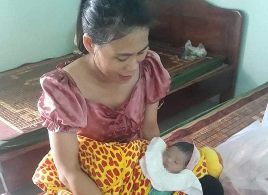  Y tá của Bệnh xá Công ty TNHH 1 thành viên 715 đang chăm sóc cháu bé bị bỏ rơi. Ảnh: Nguyễn Tú