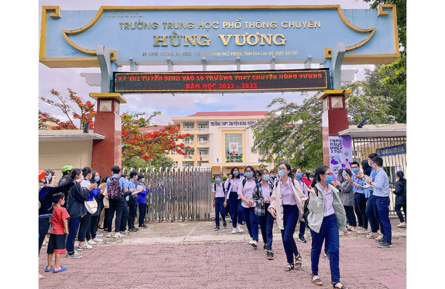 Thí sinh ra về sau khi hoàn thành kỳ thi tuyển sinh vào lớp 10 Trường THPT chuyên Hùng Vương. Ảnh: Mộc Trà