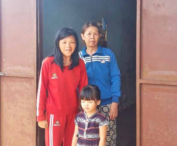 Bà Lê Kim Cúc (bìa phải) bên con gái và cháu ngoại. Ảnh: Anh Huy