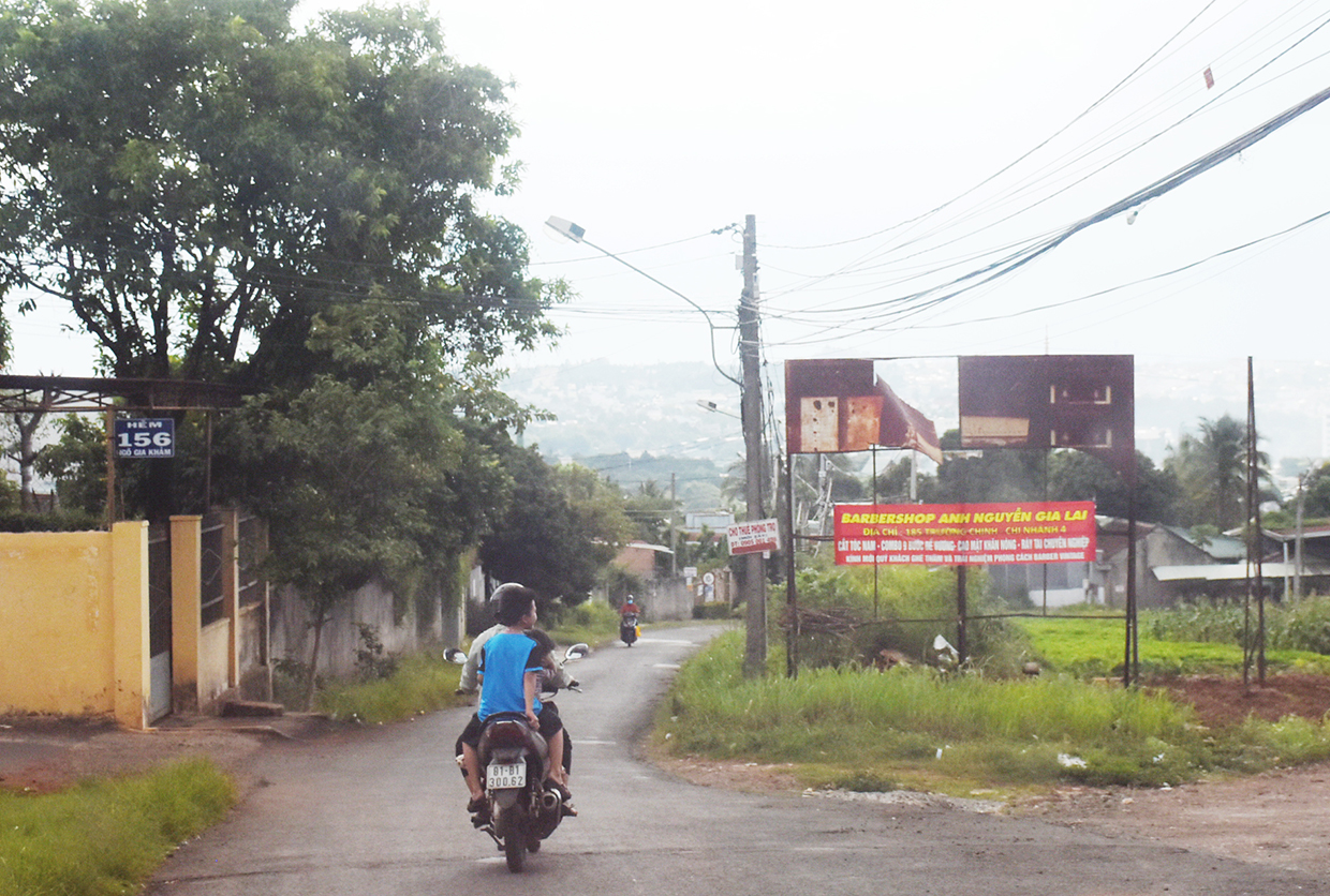 1 Bảng thông tin triển khai dự án xây dựng Khu dân cư đường Nguyễn Văn Linh đã bị hư hỏng theo thời gian. Ảnh: Minh Nguyễn