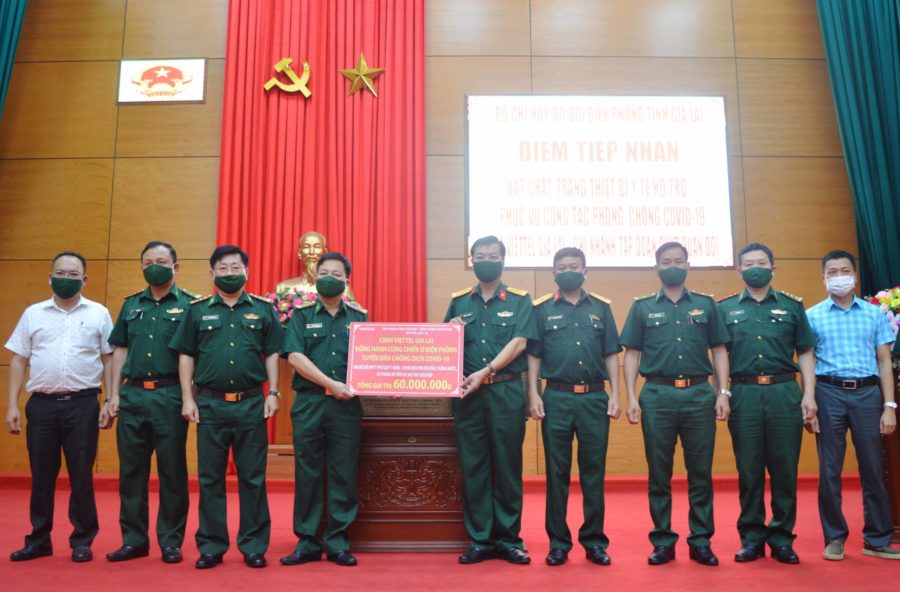 Viettel Gia Lai trao tặng vật chất, trang thiết bị y tế cho cán bộ, chiến sĩ Bộ đội Biên phòng tỉnh (2)