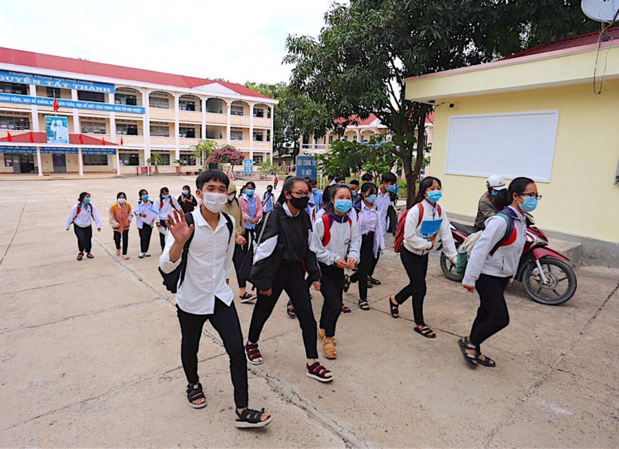 Toàn bộ thí sinh dự thi tốt nghiệp tại điểm thi Trường THPT Nguyễn Tất Thành (huyện Ia Pa) phải được lập danh sách để phục vụ cho công tác phòng-chống dịch Covid-19. Ảnh: Lê Văn Ngọc