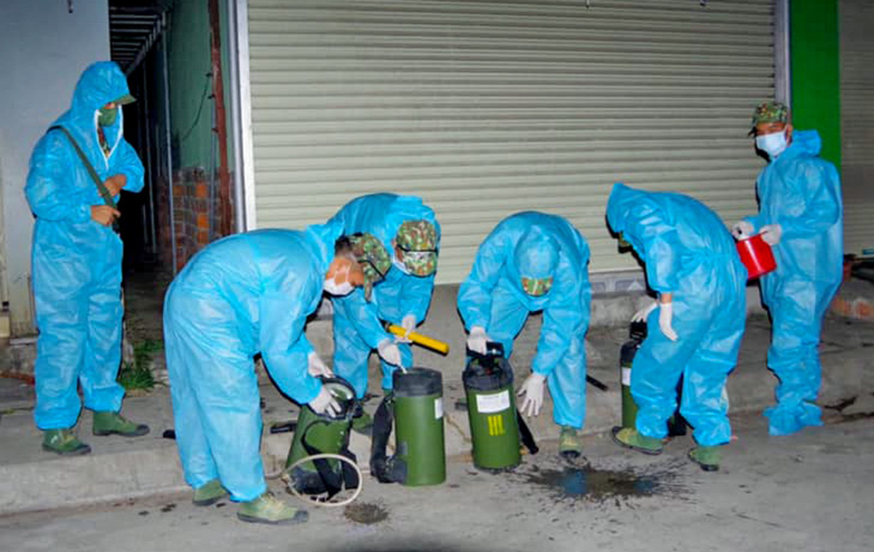 Cán bộ, chiến sĩ Sư đoàn Bộ binh 2 chuẩn bị phương tin, dụng cụ để tiến hành phun khử khuẩn tại thị trấn Phú Túc.