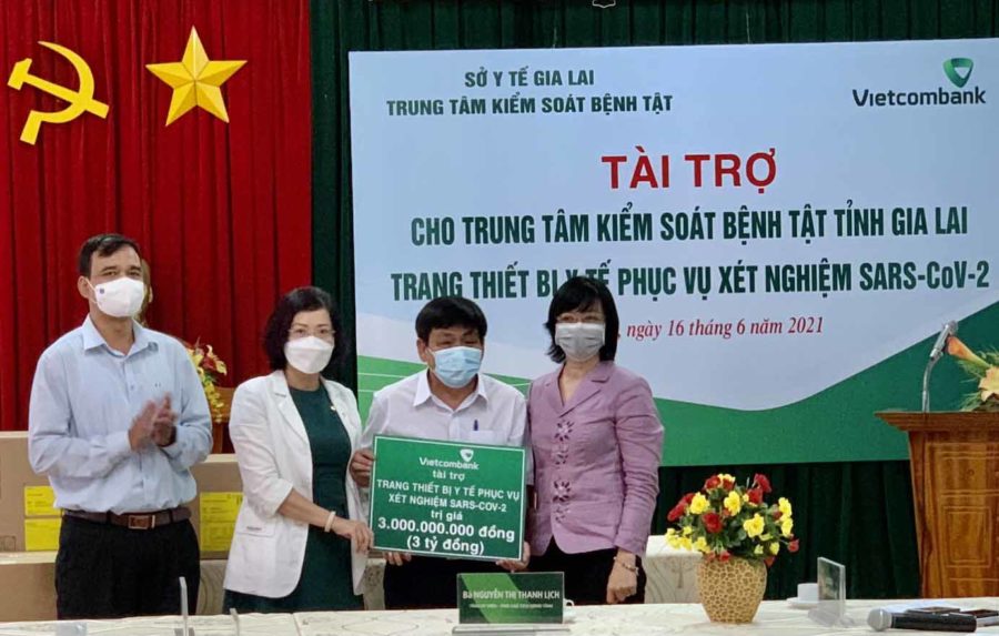 Vietcombank Gia Lai tài trợ trang-thiết bị y tế phục vụ xét nghiệm SARS-CoV-2 cho Trung tâm Kiểm soát bệnh tật tỉnh. Ảnh: Sơn Ca