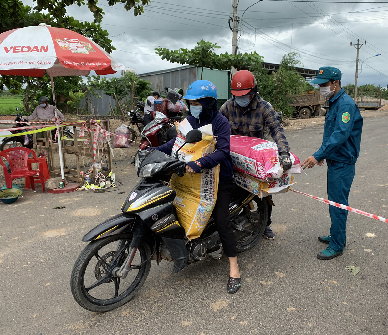Hàng hóa được giao nhận tại chốt kiểm dịch trên quốc lộ 25 (đoạn giáp ranh giữa thị xã Ayun Pa và huyện Phú Thiện). Ảnh: Vũ Chi