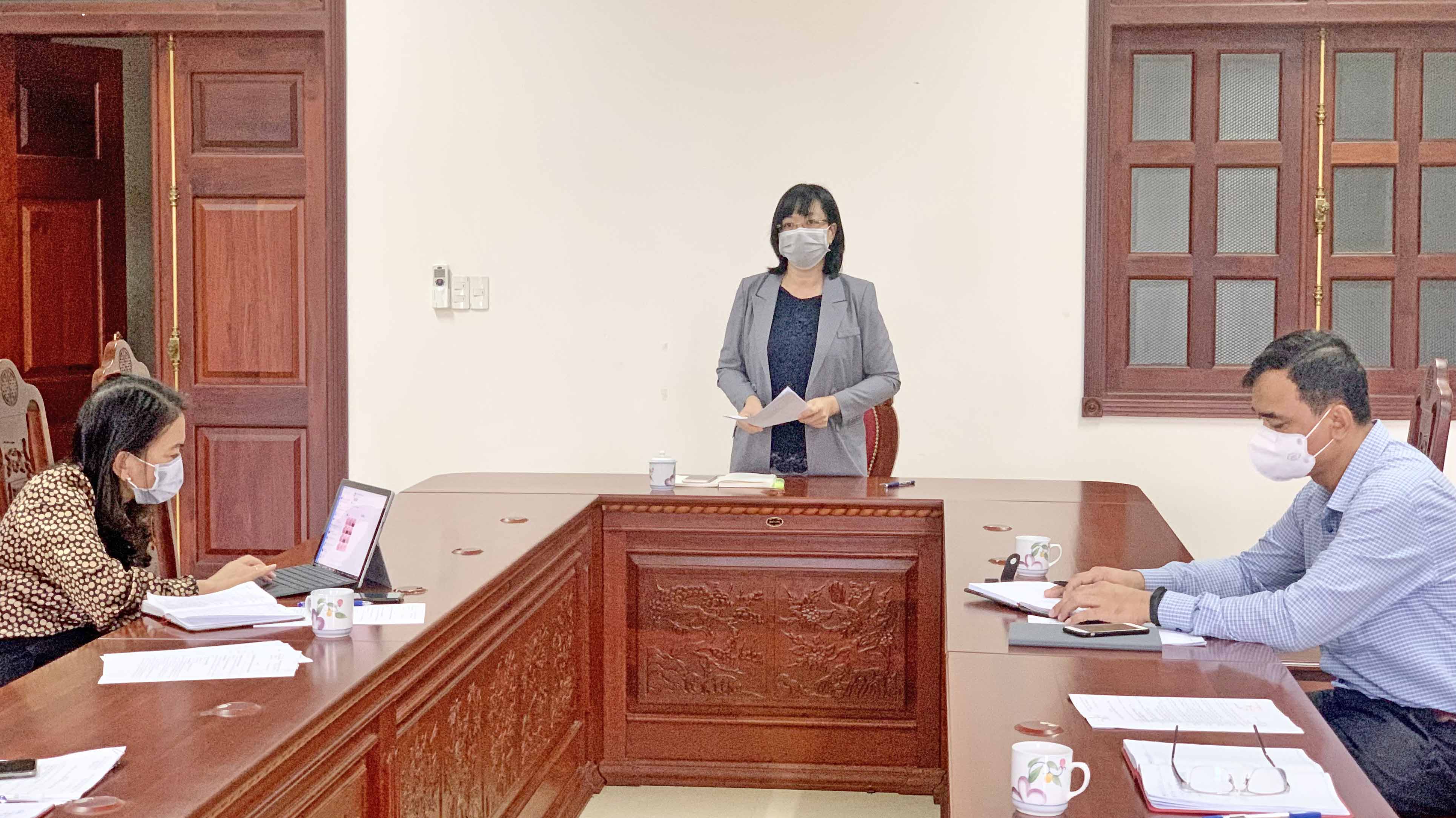 -Phó Chủ tịch UBND tỉnh Nguyễn Thị Thanh Lịch phát biểu tại cuộc họp. Ảnh: Như Nguyện