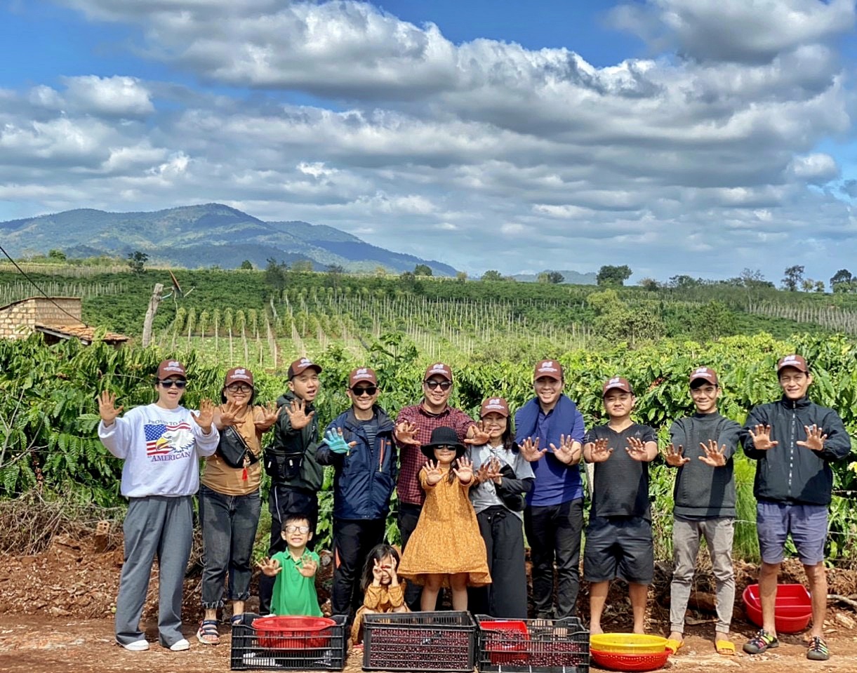 Một doanh nghiệp đưa học viên đến nông trại của anh Đoàn Anh Tuấn thực tập trong chương trình liên kết đào tạo sản xuất cà phê Robusta chất lượng cao (ảnh chụp năm 2020). Ảnh: Minh Châu