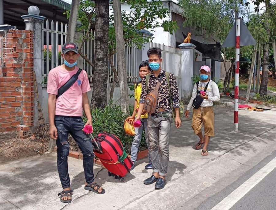  Các công dân đang đi bộ tại huyện Phú Giáo, tỉnh Bình Dương (ảnh nguồn Facebook).