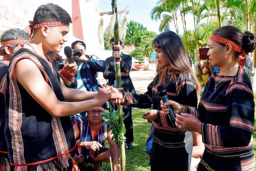 Lễ cưới truyền thống của người Jrai được TP. Pleiku phục dựng trong Tuần lễ Văn hóa-Du lịch năm 2020. Ảnh: Đức Thụy
