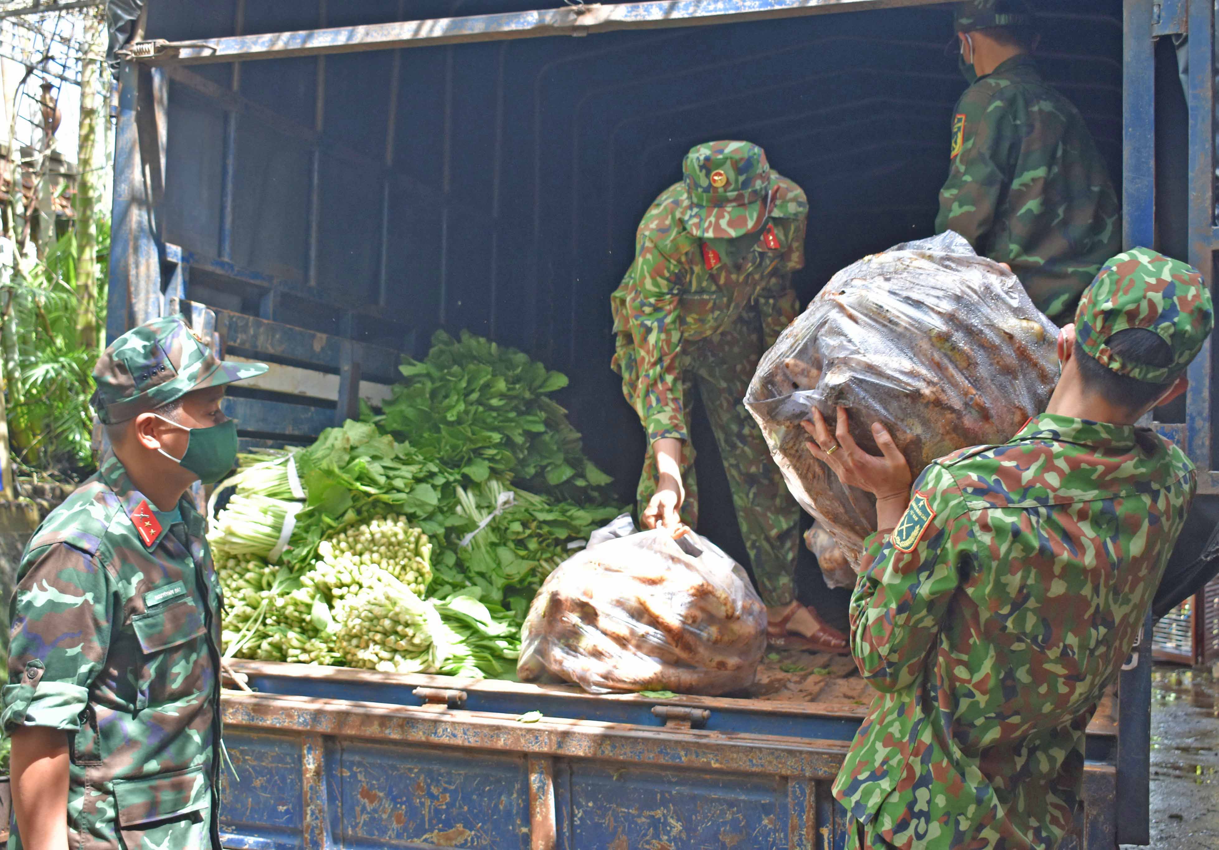 Bộ Chỉ huy Quân sự tỉnh tiếp nhận hơn 10 tấn rau củ để chuyển về bếp ăn của các khu cách ly trên địa bàn tỉnh. Ảnh: Lam Nguyên