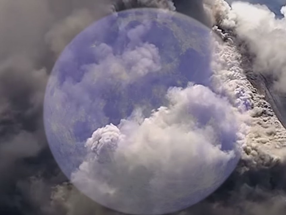 Trong trường hợp hy hữu khi bầu khí quyển bất thường mới khiến cho Mặt trăng trông có màu hơi xanh. Ảnh: NASA