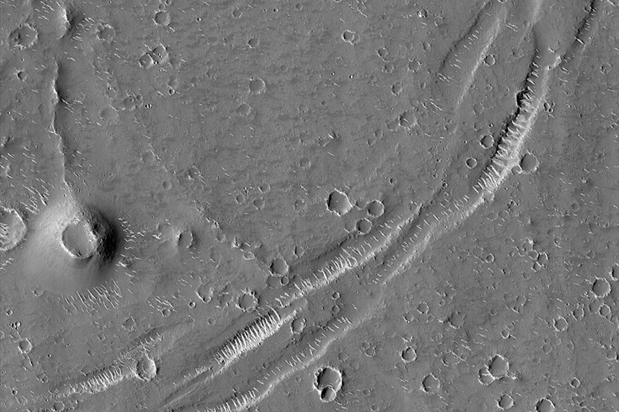 Phát hiện miệng núi lửa ma trên sao Hỏa. Ảnh: HiRISE