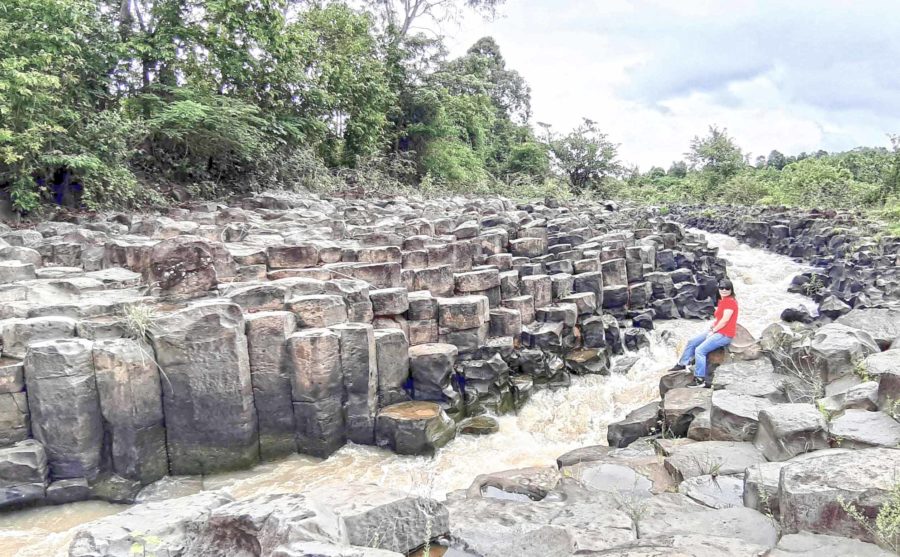 Suối đá triệu năm ở làng Vân (thị trấn Ia Ly, huyện Chư Păh). Ảnh: Nguyễn Quang Tuệ