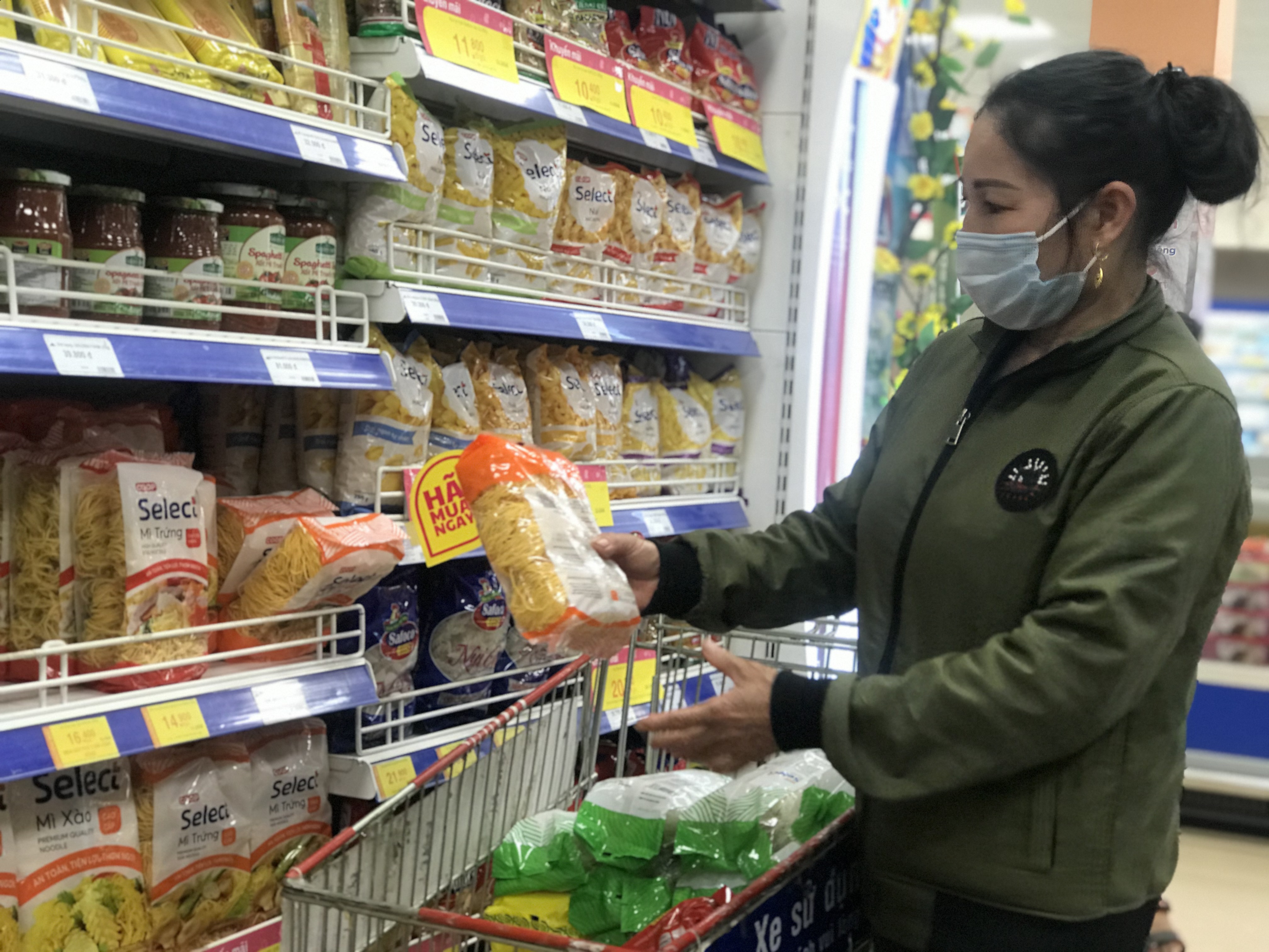 Sở Công thương yêu cầu các cơ sở sản xuất kinh doanh trên địa bàn tỉnh tăng cường hoạt động kết nối cung cầu hàng hóa thiết yếu giữa đơn vị với các đầu mối tại tỉnh, thành phố phía Nam đang có nhu cầu.
