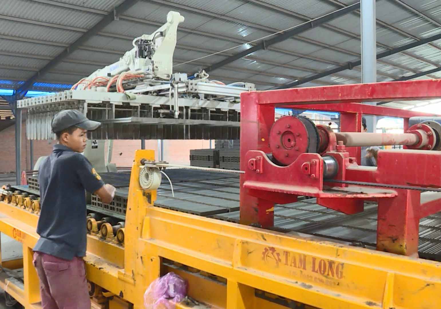 Doanh nghiệp, cơ sở sản xuất trên địa bàn thị xã Ayun Pa mong dịch nhanh chóng được khống chế để hoạt động sản xuất kinh doanh ổn định trở lại