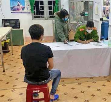 Lực lượng chức năng ra quyết định xử phạt ông N.P.D. Ảnh: Quốc Việt