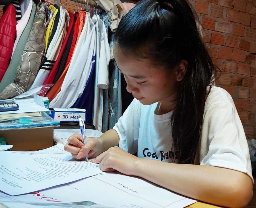 Rất nhiều nhà hảo tâm đã ủng hộ kinh phí giúp em Hồ Thị Ngọc Mai theo đuổi ước mơ trở thành giáo viên. Ảnh: Thiên Di