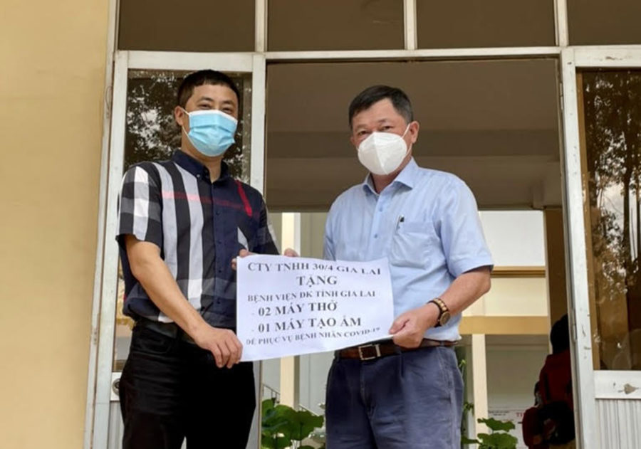  Đại diện Công ty TNHH 30-4 Gia Lai (bên trái) trao tặng máy thở cho Bệnh viện Đa khoa tỉnh. Ảnh: Như Nguyện