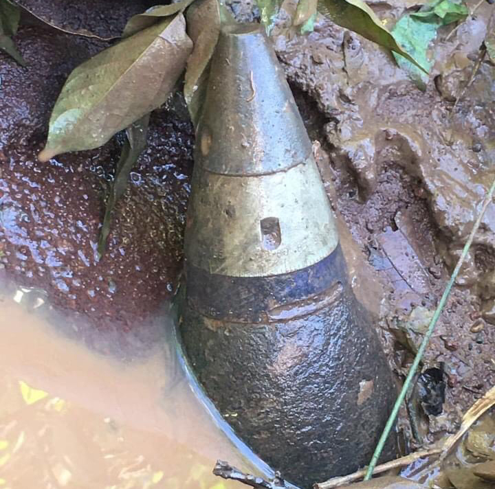 Quả đạn được phát hiện tại khu vực thuộc suối giáp ranh giữa thôn Linh Nham và làng Đê Rơn, xã Đak Djrăng. Ảnh: Minh Hiển