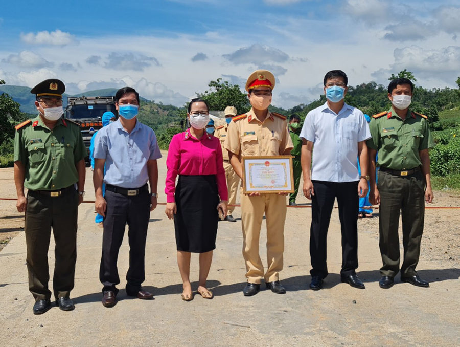  Lãnh đạo thị xã Ayun Pa trao giấy khen cho lực lượng tại chốt kiểm soát dịch Covid trên tỉnh lộ 668 đoạn chạy qua thị xã Ayun Pa. Ảnh: Nguyễn Sang