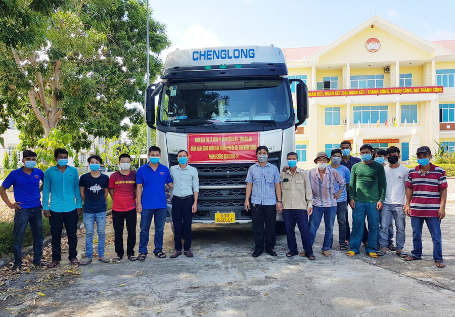 Cán bộ, nhân dân thị xã Ayun Pa và huyện Ia Pa chuyển hơn 20 tấn hàng để hỗ trợ người dân thành phố Dĩ An, tỉnh Bình Dương