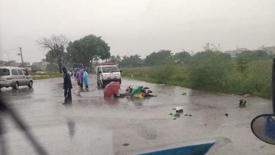 Hà Nội: Đôi nam nữ đi xe máy dưới trời mưa lớn bất ngờ ngã xuống đường tử vong, nghi bị sét đánh