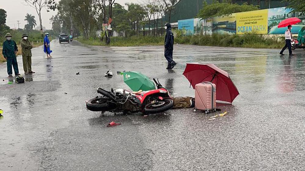 Hà Nội: Đôi nam nữ đi xe máy dưới trời mưa lớn bất ngờ ngã xuống đường tử vong, nghi bị sét đánh - 1