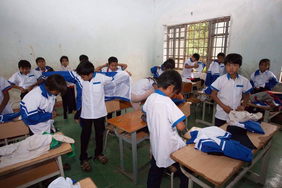 Phi Nhung tặng áo ấm cho trẻ em, học sinh vùng cao Ảnh: FBNV