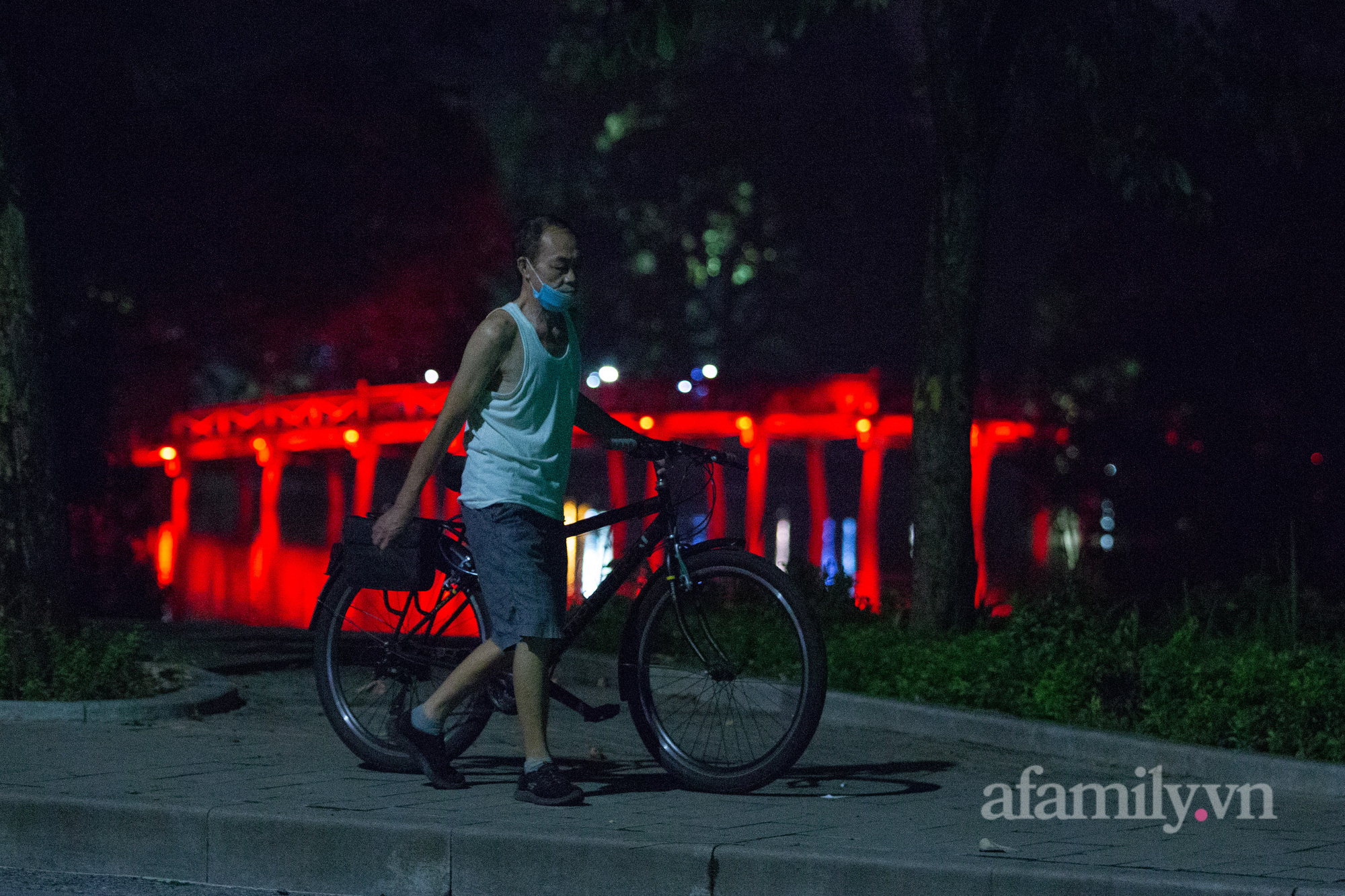 Cảnh lâu lắm rồi mới thấy ở Hà Nội: Người người xuống đường tập thể dục, phố đi bộ thành 'trường đua' xe đạp từ sáng sớm - 1