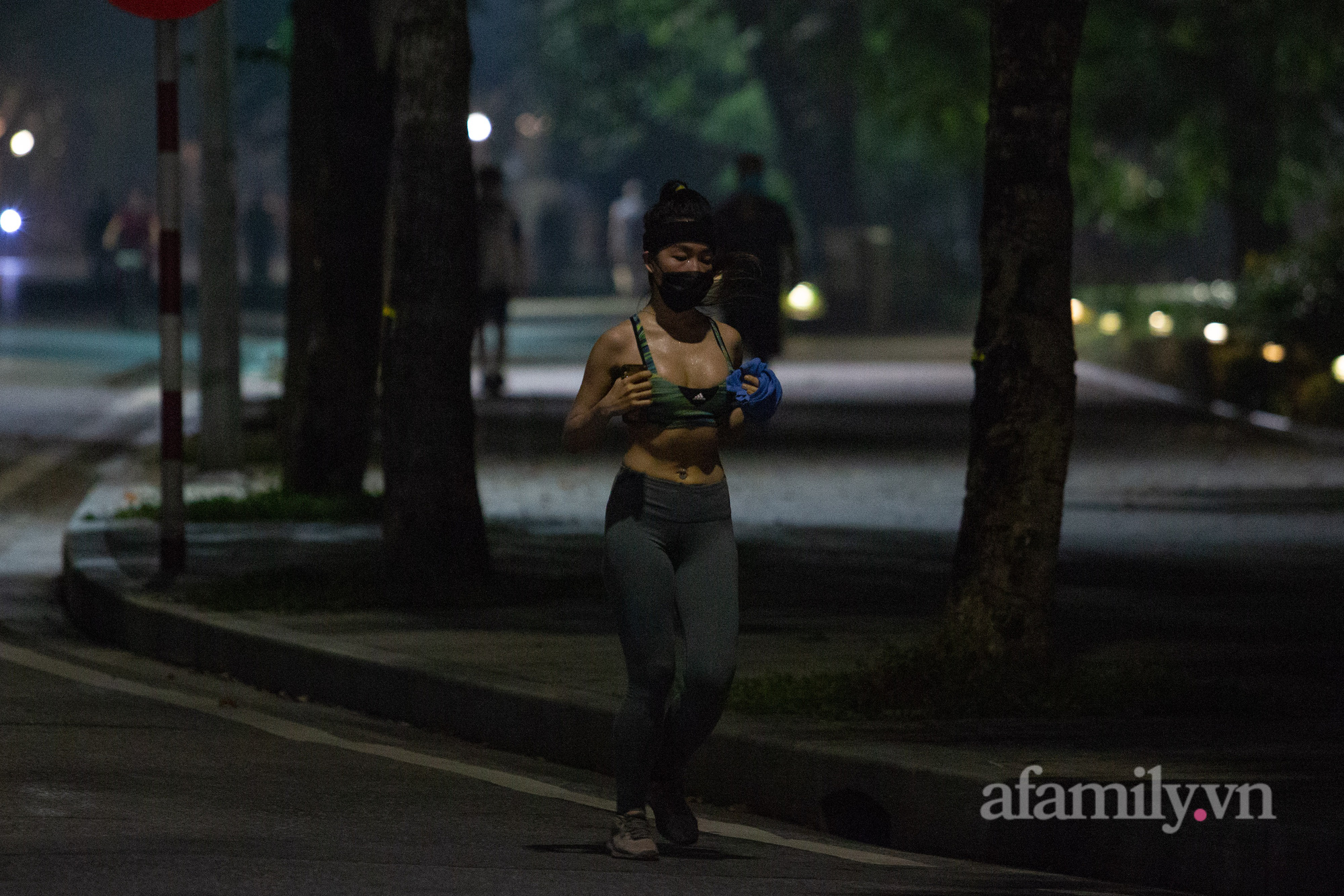 Cảnh lâu lắm rồi mới thấy ở Hà Nội: Người người xuống đường tập thể dục, phố đi bộ thành 'trường đua' xe đạp từ sáng sớm - 2
