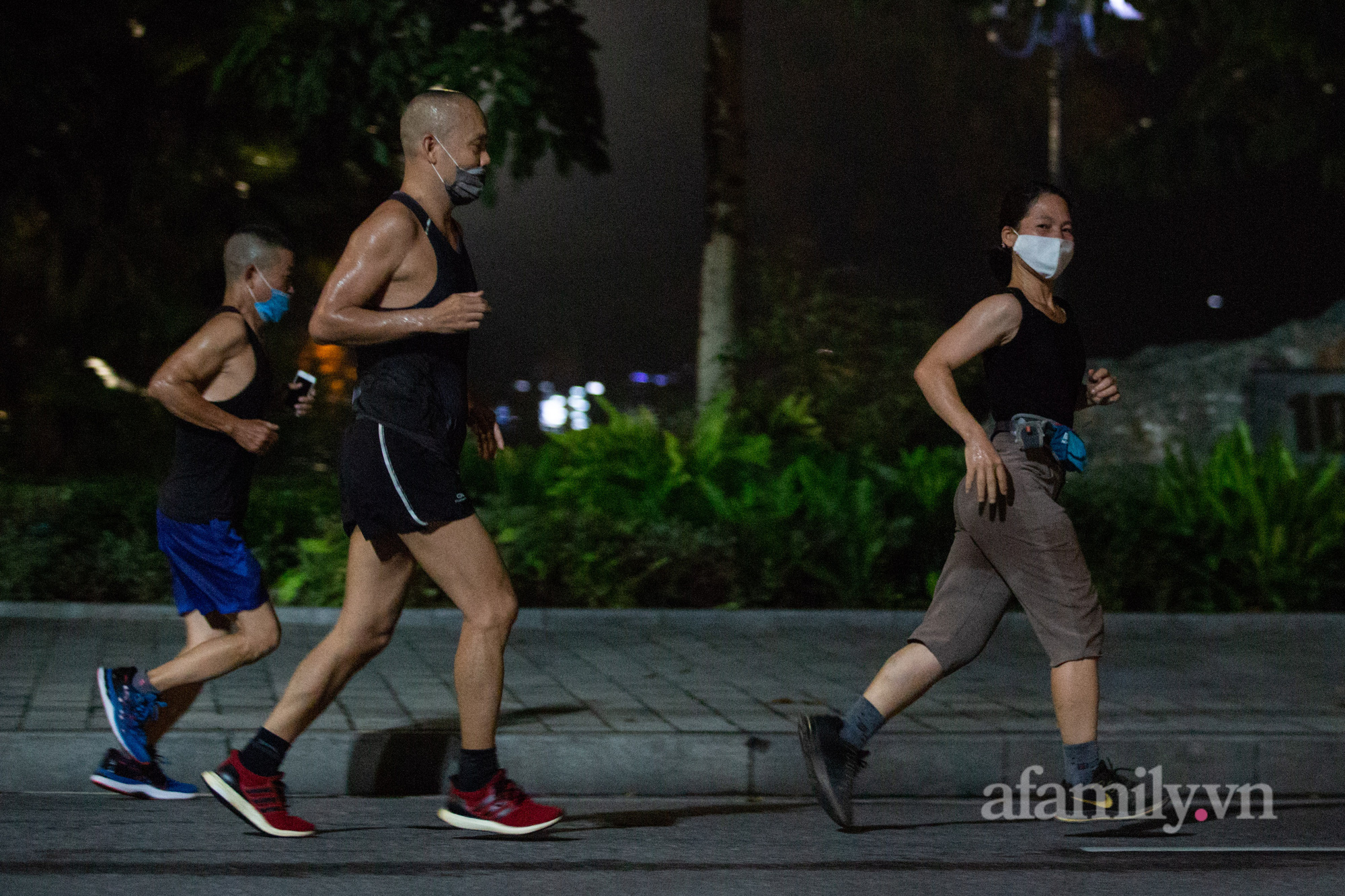 Cảnh lâu lắm rồi mới thấy ở Hà Nội: Người người xuống đường tập thể dục, phố đi bộ thành 'trường đua' xe đạp từ sáng sớm - 3