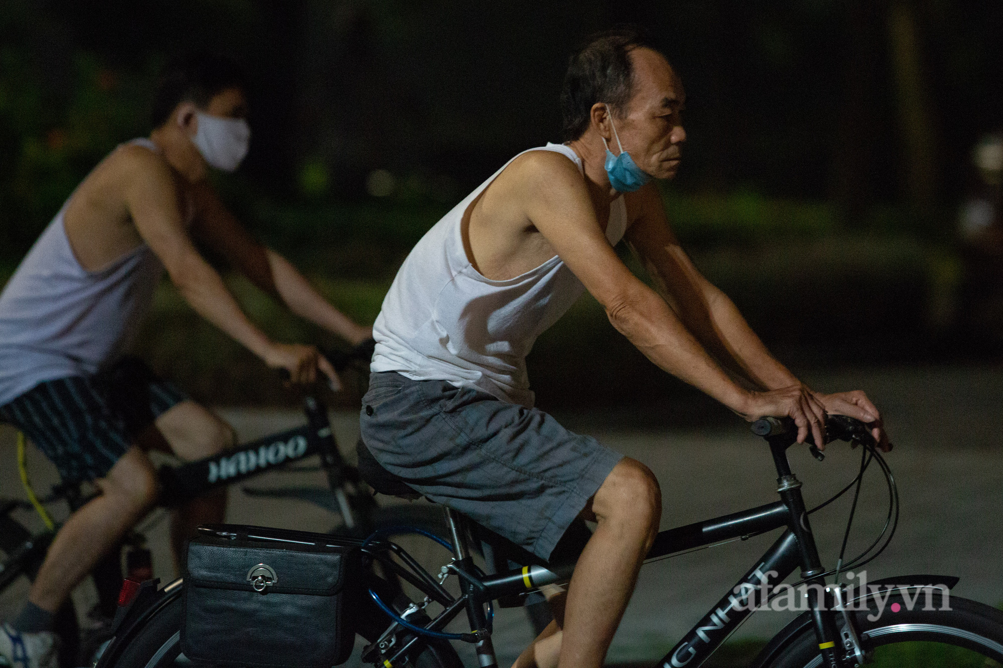 Cảnh lâu lắm rồi mới thấy ở Hà Nội: Người người xuống đường tập thể dục, phố đi bộ thành 'trường đua' xe đạp từ sáng sớm - 4