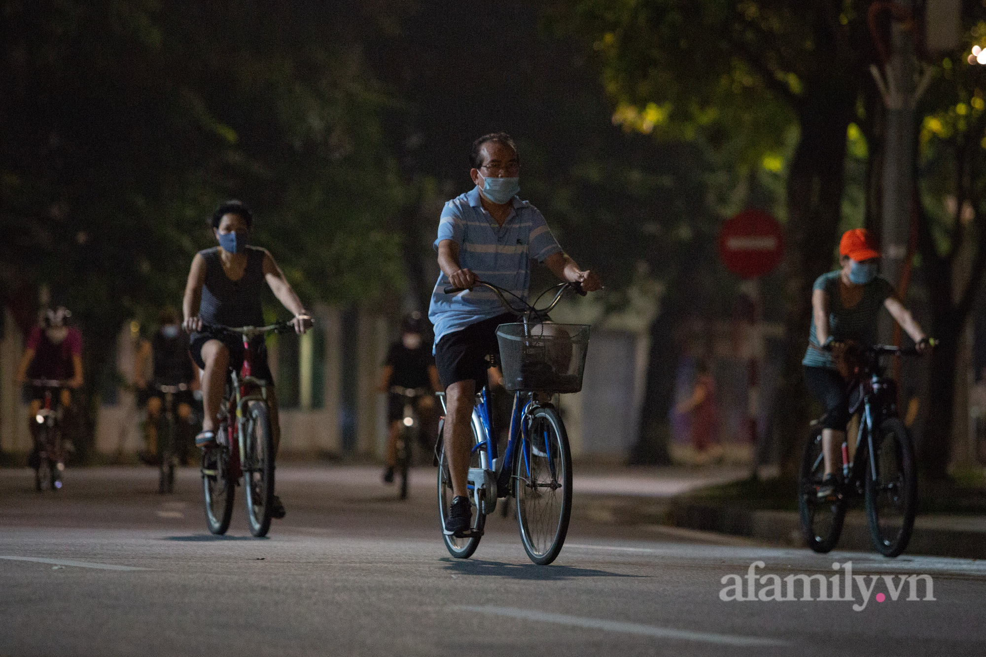 Cảnh lâu lắm rồi mới thấy ở Hà Nội: Người người xuống đường tập thể dục, phố đi bộ thành 'trường đua' xe đạp từ sáng sớm - 5