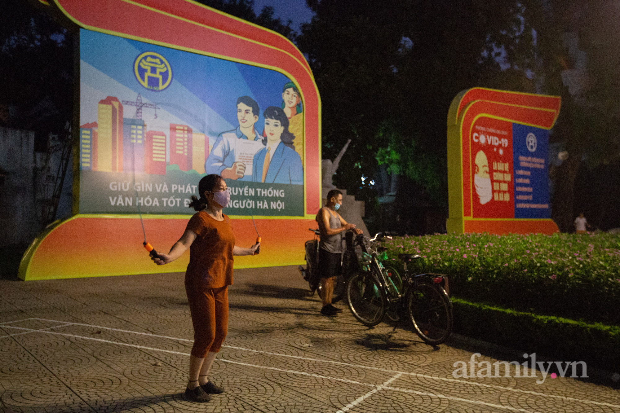 Cảnh lâu lắm rồi mới thấy ở Hà Nội: Người người xuống đường tập thể dục, phố đi bộ thành 'trường đua' xe đạp từ sáng sớm - 6