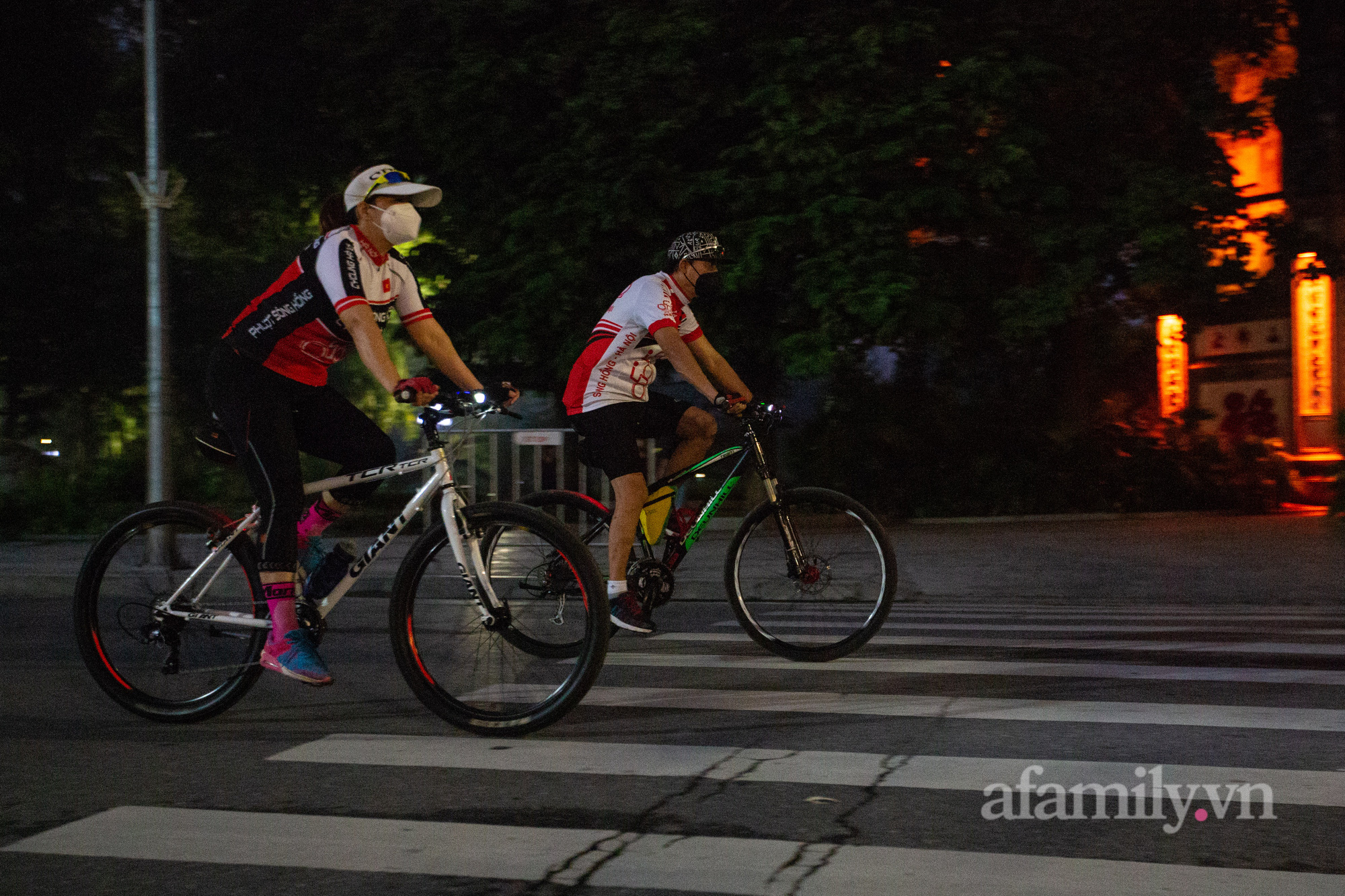 Cảnh lâu lắm rồi mới thấy ở Hà Nội: Người người xuống đường tập thể dục, phố đi bộ thành 'trường đua' xe đạp từ sáng sớm - 7