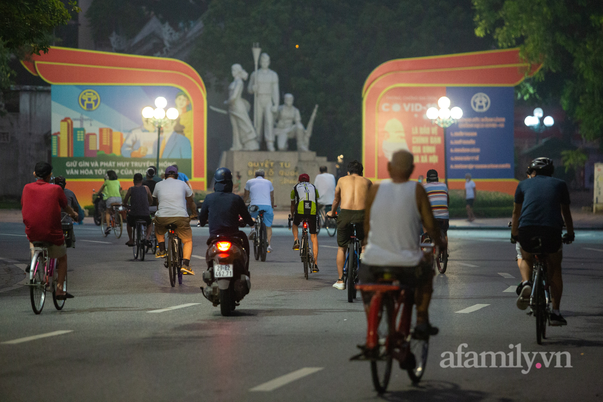 Cảnh lâu lắm rồi mới thấy ở Hà Nội: Người người xuống đường tập thể dục, phố đi bộ thành 'trường đua' xe đạp từ sáng sớm - 8