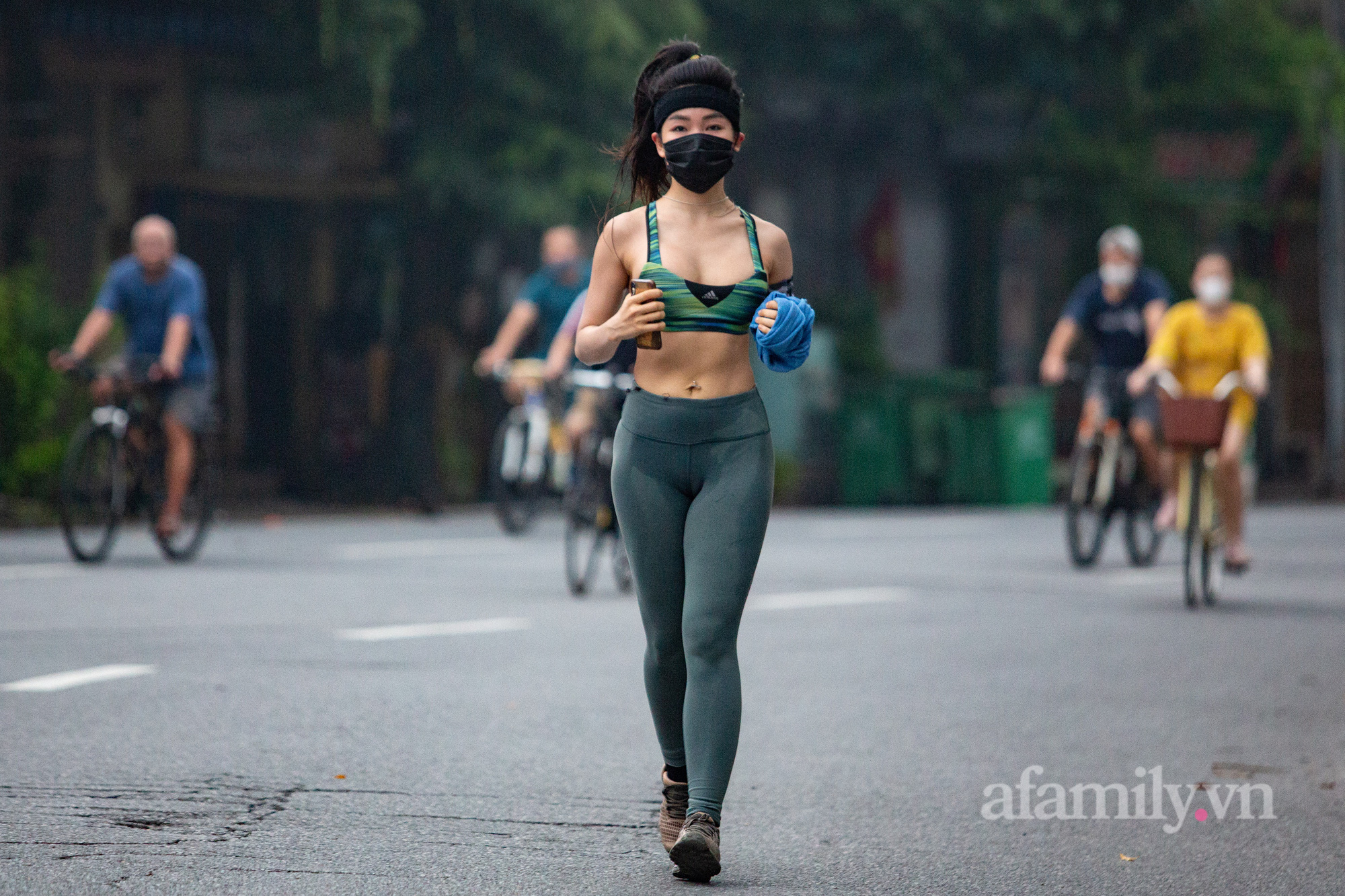 Cảnh lâu lắm rồi mới thấy ở Hà Nội: Người người xuống đường tập thể dục, phố đi bộ thành 'trường đua' xe đạp từ sáng sớm - 10