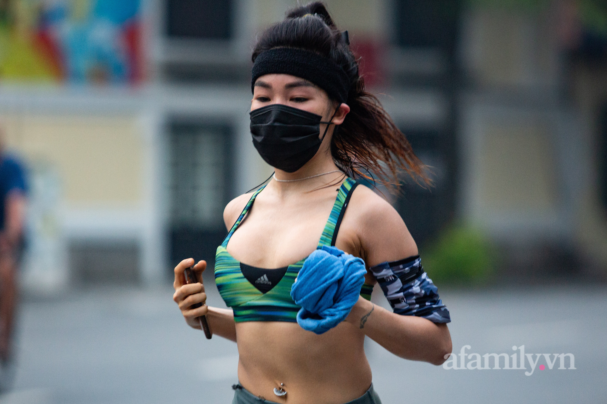 Cảnh lâu lắm rồi mới thấy ở Hà Nội: Người người xuống đường tập thể dục, phố đi bộ thành 'trường đua' xe đạp từ sáng sớm - 11