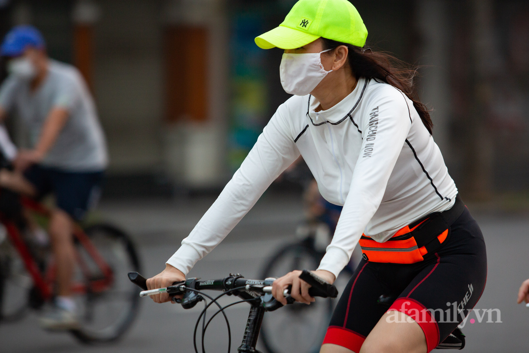 Cảnh lâu lắm rồi mới thấy ở Hà Nội: Người người xuống đường tập thể dục, phố đi bộ thành 'trường đua' xe đạp từ sáng sớm - 13