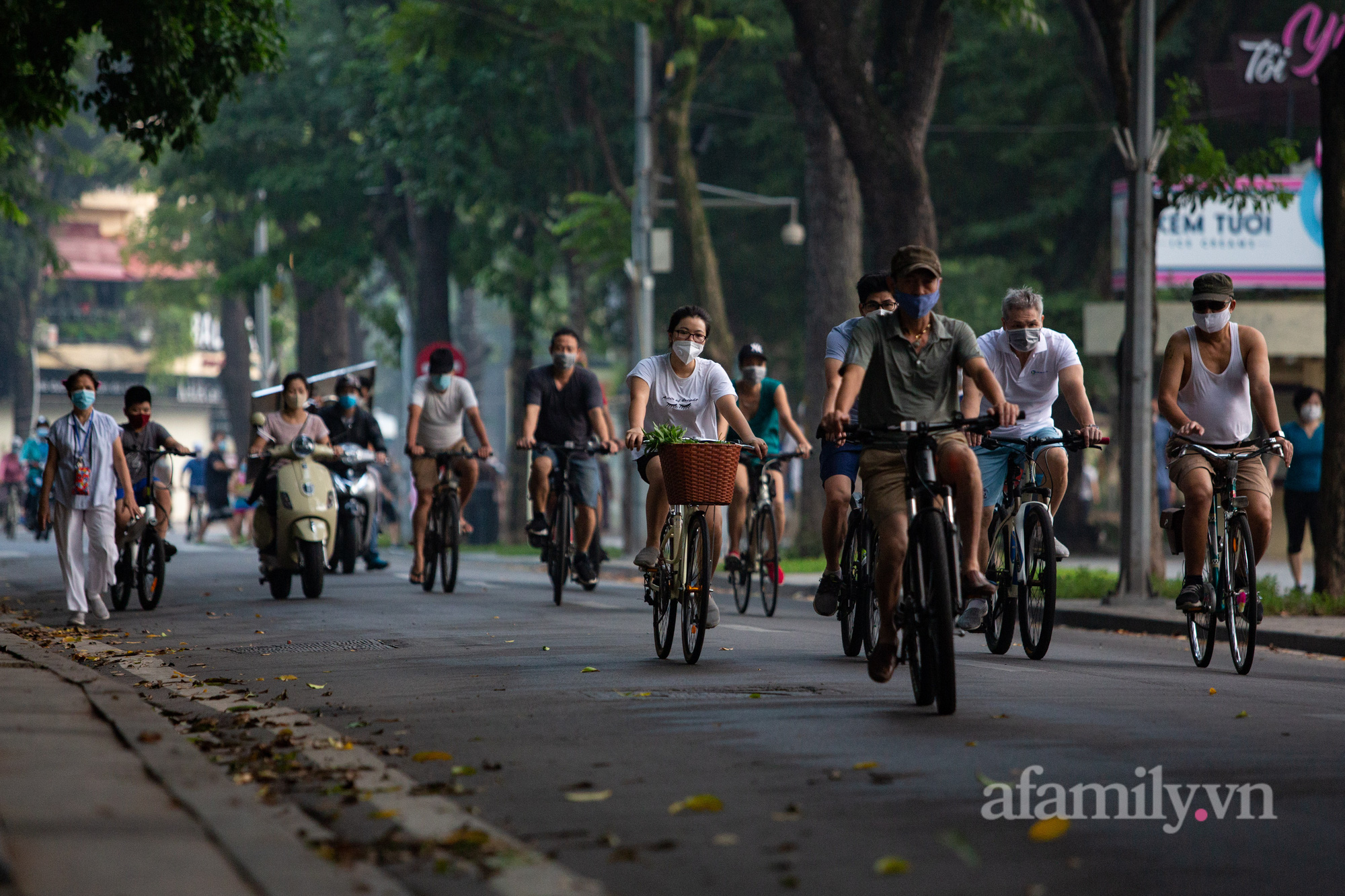 Cảnh lâu lắm rồi mới thấy ở Hà Nội: Người người xuống đường tập thể dục, phố đi bộ thành 'trường đua' xe đạp từ sáng sớm - 15
