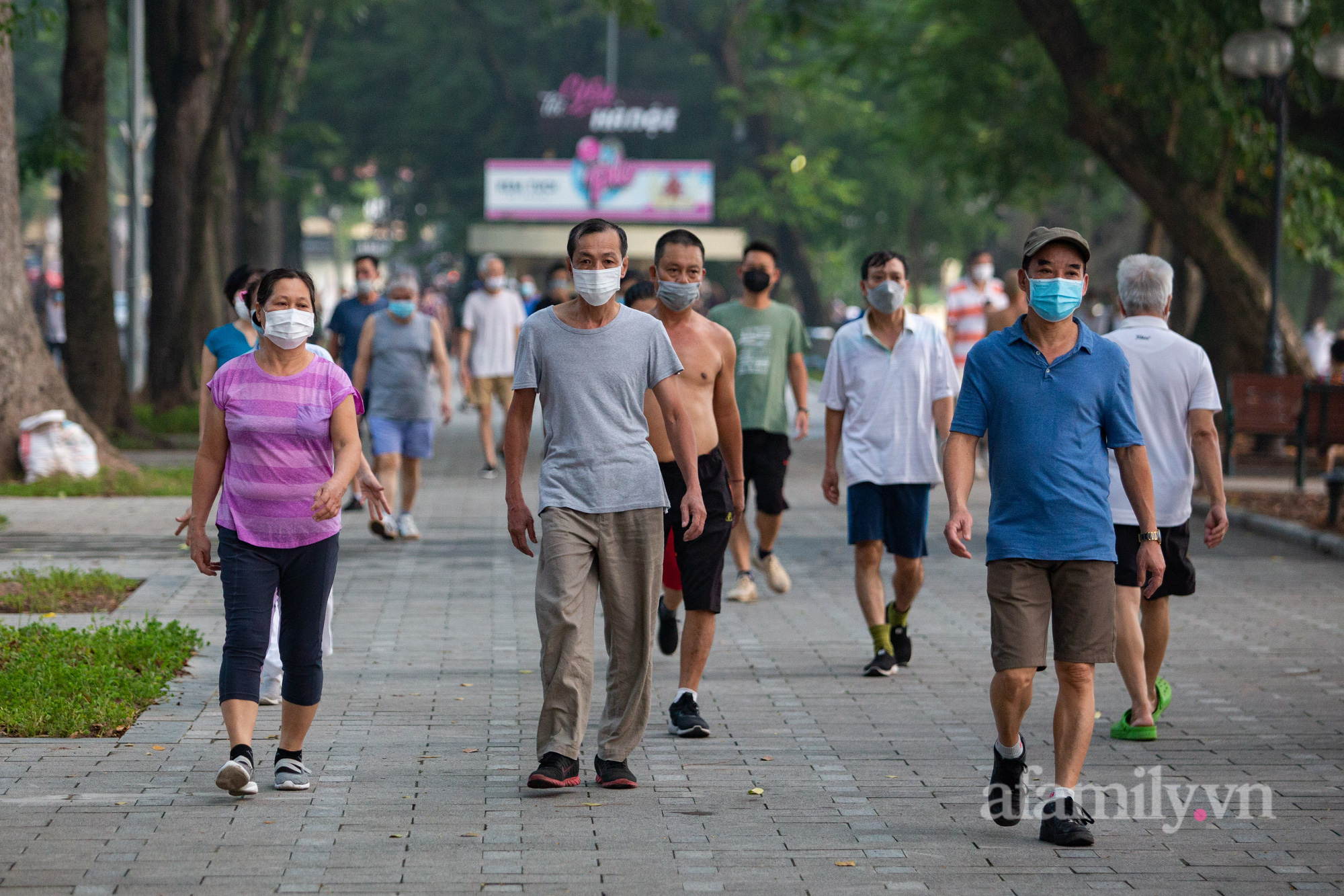 Cảnh lâu lắm rồi mới thấy ở Hà Nội: Người người xuống đường tập thể dục, phố đi bộ thành 'trường đua' xe đạp từ sáng sớm - 16
