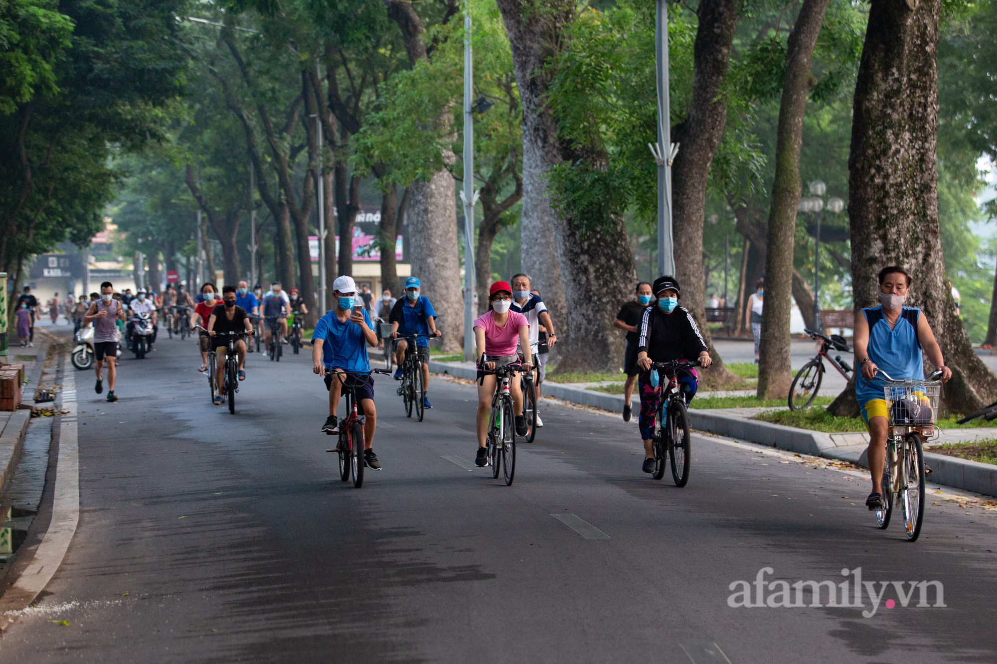 Cảnh lâu lắm rồi mới thấy ở Hà Nội: Người người xuống đường tập thể dục, phố đi bộ thành 'trường đua' xe đạp từ sáng sớm - 17