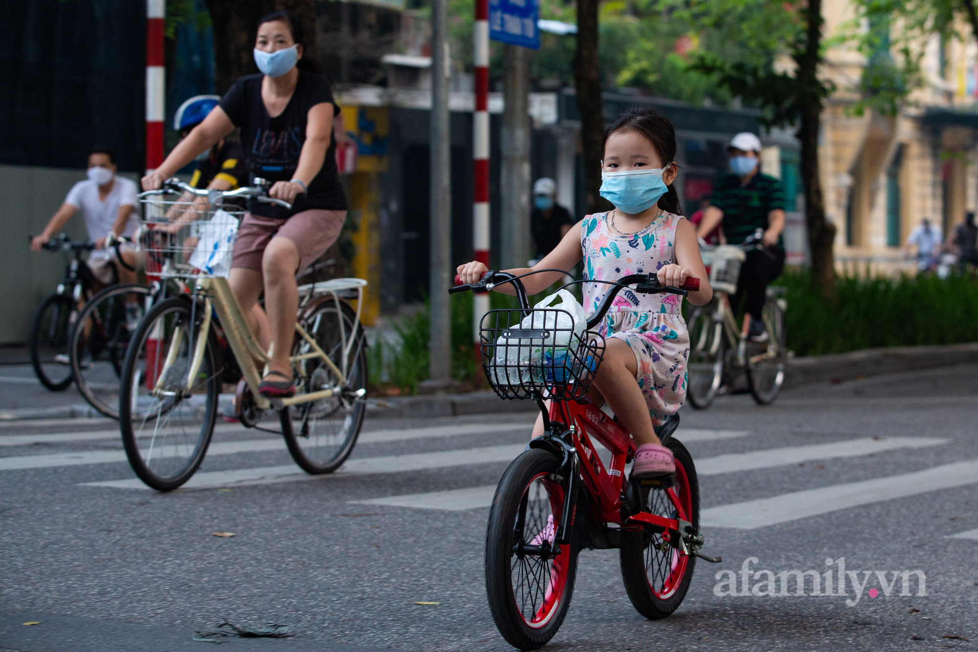 Cảnh lâu lắm rồi mới thấy ở Hà Nội: Người người xuống đường tập thể dục, phố đi bộ thành 'trường đua' xe đạp từ sáng sớm - 19