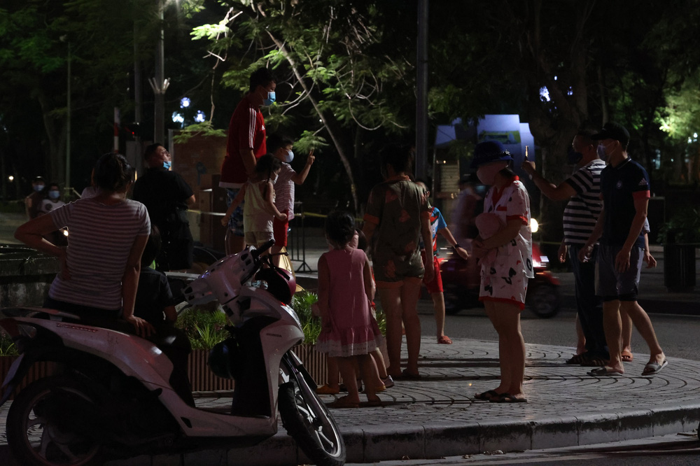 Ảnh: Đêm trước khi chuyển về Chỉ thị 15, người lớn trẻ nhỏ Hà Nội đã đổ lên phố cổ chơi Trung thu sớm - 12