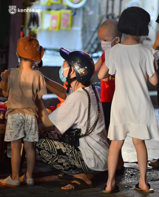 Ảnh: Đêm trước khi chuyển về Chỉ thị 15, người lớn trẻ nhỏ Hà Nội đã đổ lên phố cổ chơi Trung thu sớm - 5