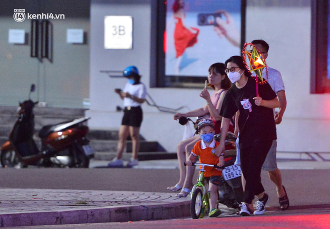 Ảnh: Đêm trước khi chuyển về Chỉ thị 15, người lớn trẻ nhỏ Hà Nội đã đổ lên phố cổ chơi Trung thu sớm - 14